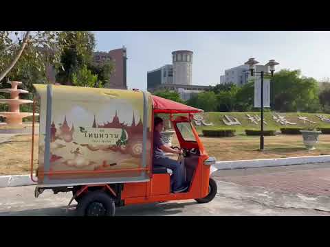 在崑山科技大學校園裡駕駛嘟嘟車