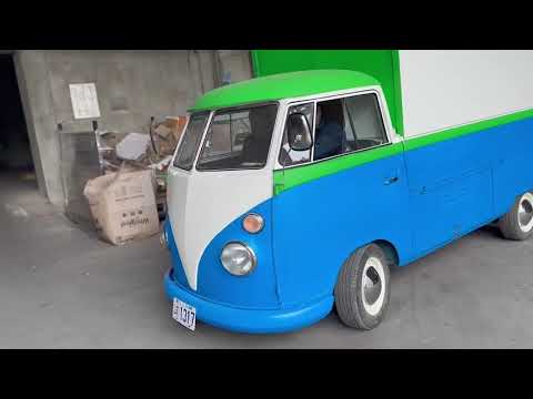 駕駛全家便利商店風格的古董車