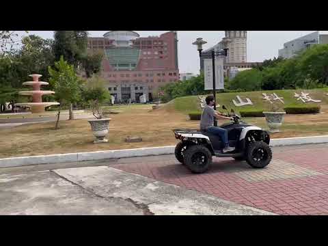 在崑山科技大學校園裡駕駛沙灘車